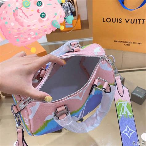 2020新款！LV 春夏小配件也超好買！絲巾3 Way以上用法、好值 .